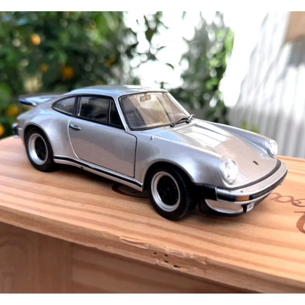 2018 Welly Porsche Silver 1974 911 Turbo Coupe #24043 Diecast Model Car